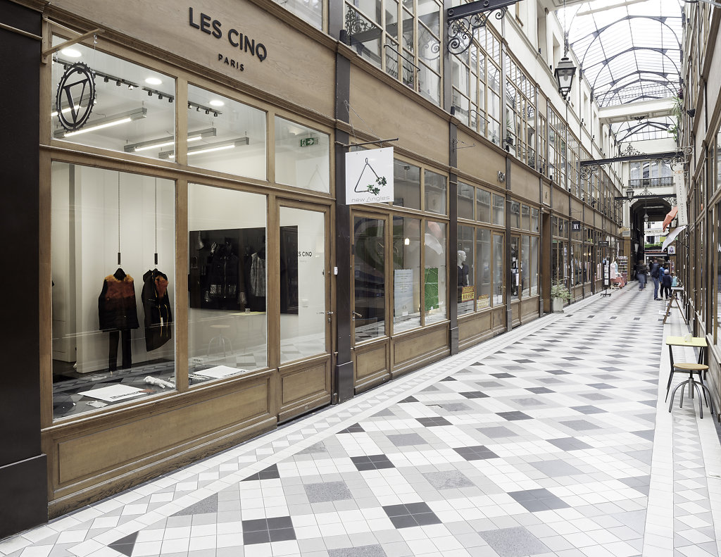 showroom les cinq window